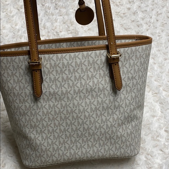 Michael Kors purse - Picture 2 of 9